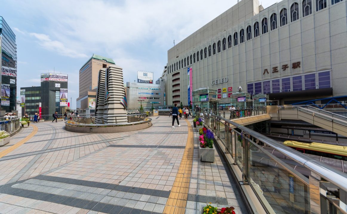 騒然】東京・八王子の住宅街に突然シカ出没 “角が危ない”住民不安 専門家「戦いに敗れた雄がさまよっていたのでは」｜FNNプライムオンライン