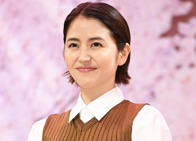 長澤まさみ、“ミニ丈”で太もも美脚あらわ「輝いてる」 野波麻帆がスタイリング手がけ「才能ある」と反響 |