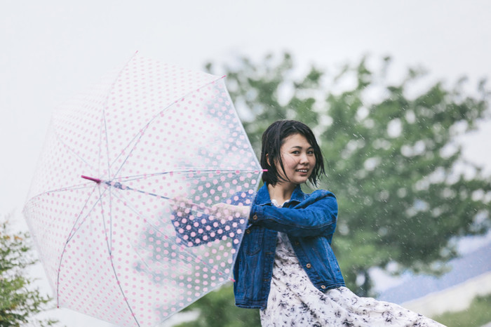 オレの傘に入れよ？ 雨の日にキュンとした男子との思い出12｜「マイナビウーマン」