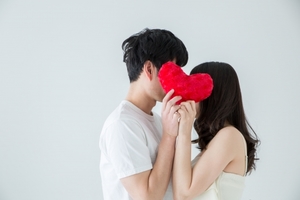 口移しキスをする男性心理とは？ やり方と誘い方を解説｜「マイナビウーマン」