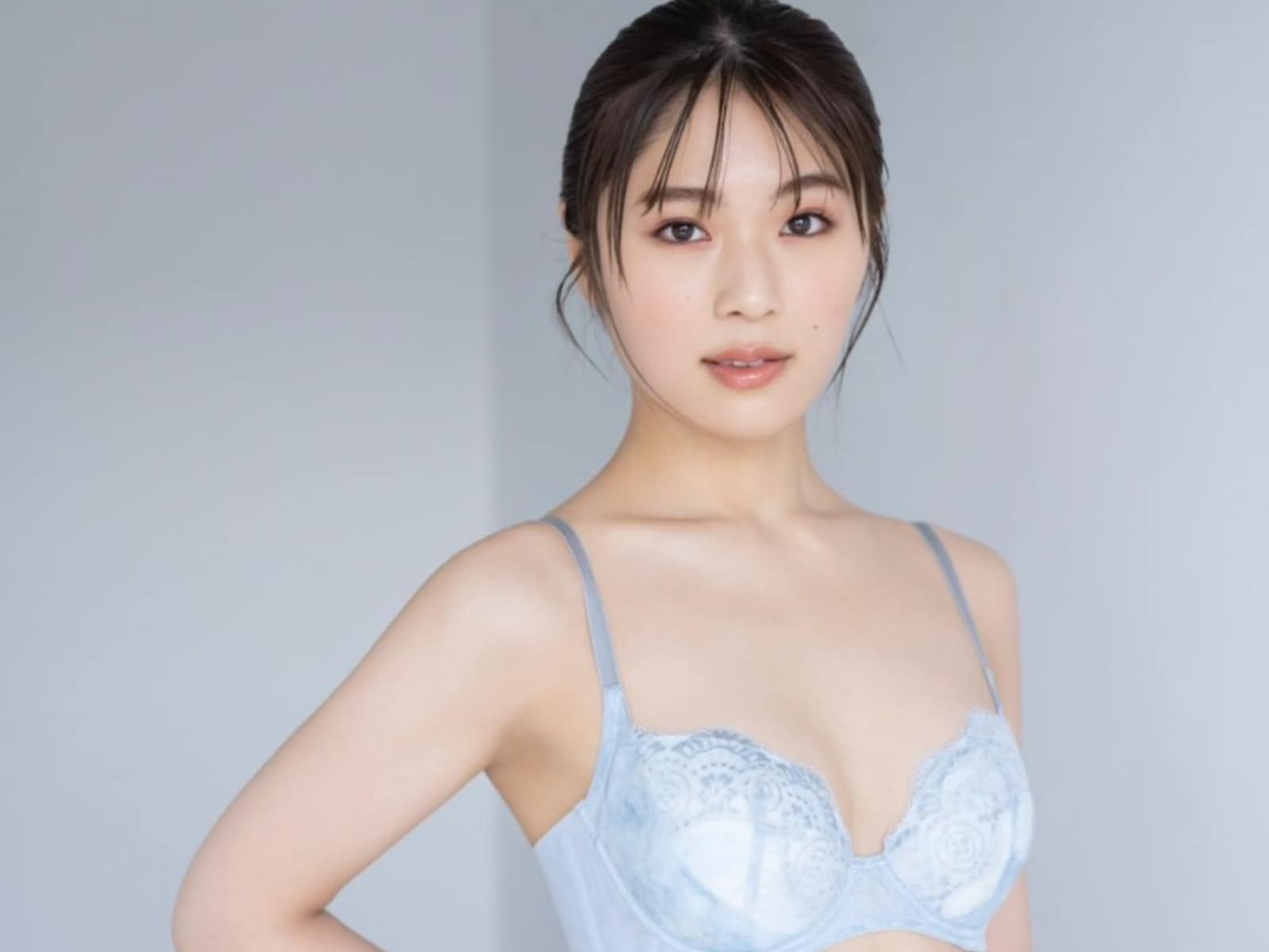 渋谷凪咲、美バストあらわ＆吐息が色っぽいランジェリー姿を公開！ 「セクシーすぎて興奮しちゃう」「大人になったなぁ〜」(2/2) - All About