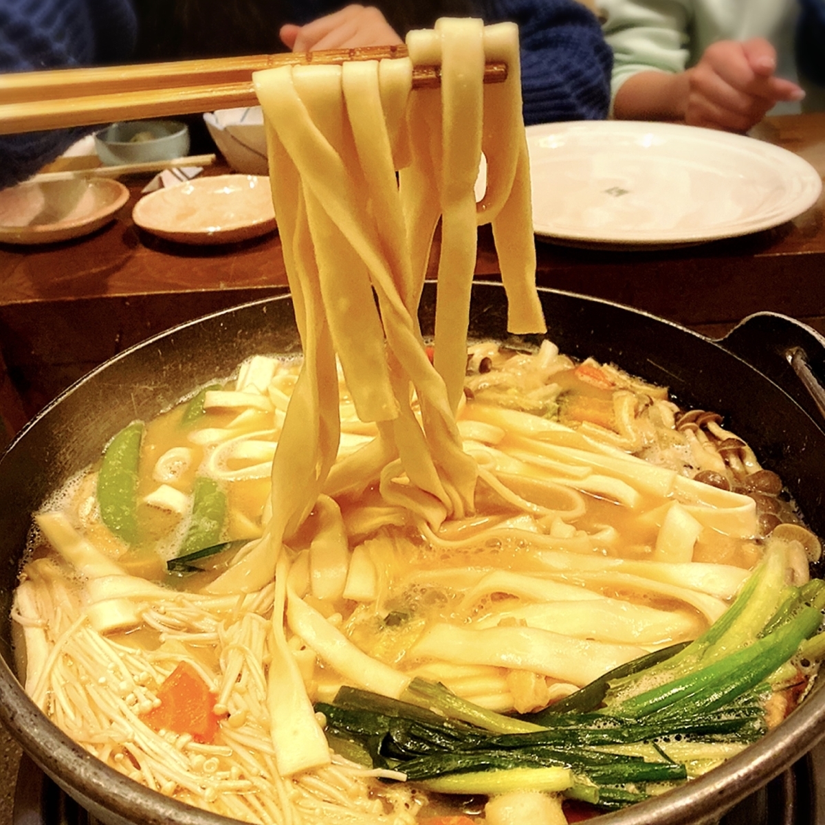 月の雫｜山梨県で甲州名菓を食べた！甲州ぶどうの粒に、砂糖を練り上げた白い蜜のコラボ｜新料理物語