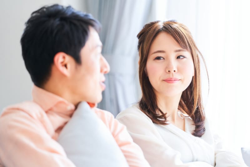 寝室で激しいセックスをし、官能的な彼女のハグ・恋人が欲望と喜びで背中を掻き、抱きしめ、抱きしめ、満足感を持つ恋愛を抱く恋愛の夫婦写真素材1174895977  | Shutterstock