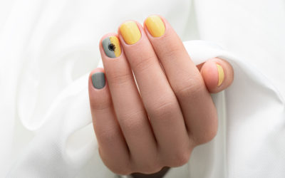 Color Pantone del año 2021: Amarillo luminoso y gris máximo en el maquillaje y en las uñas.