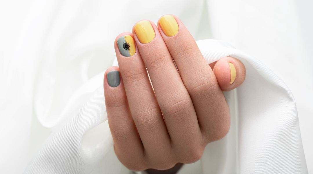 Color Pantone del año 2021: Amarillo luminoso y gris máximo en el maquillaje y en las uñas.